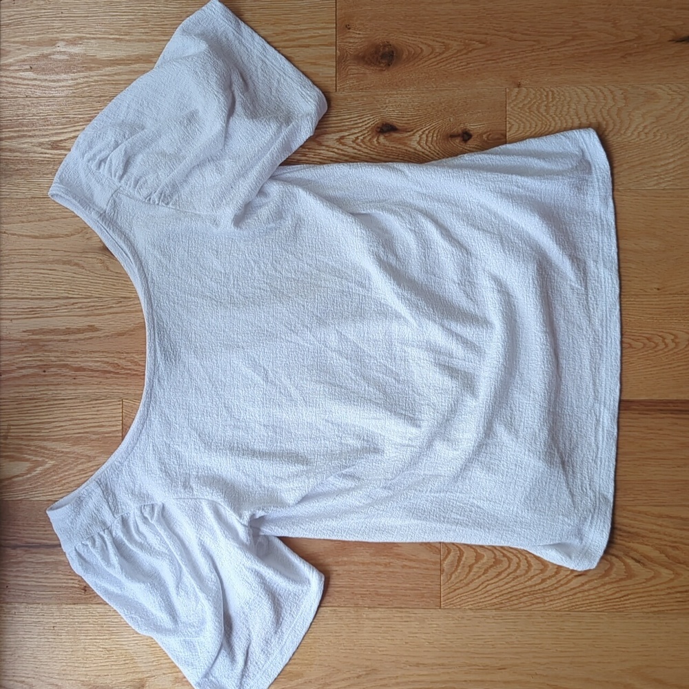 Banana Republic. Woman's White Textured Puffed Sleeve Tee Shirt. Size Medium.